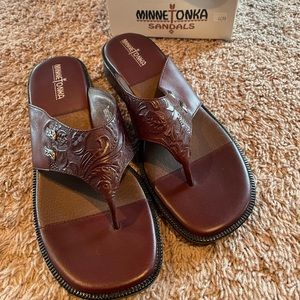 Minnetonka Silverthorne Tooled Thong
